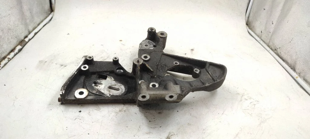 Engine mounting bracket 46532146