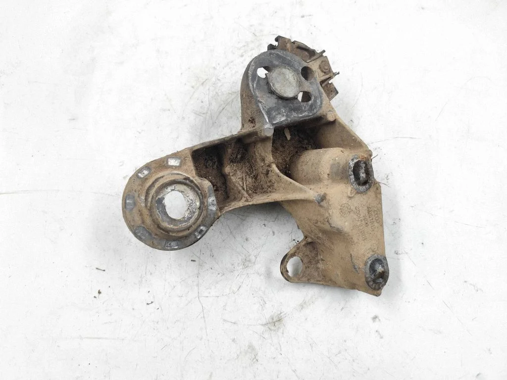 Engine mounting bracket 8D0199352H
