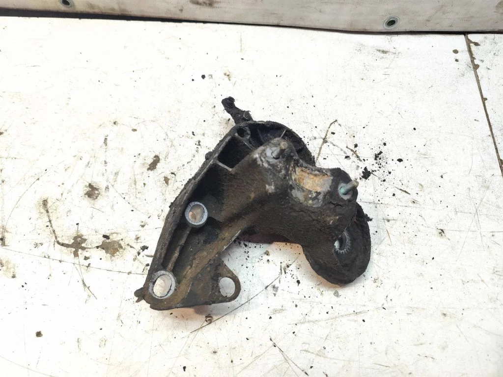 Engine mounting bracket – front right