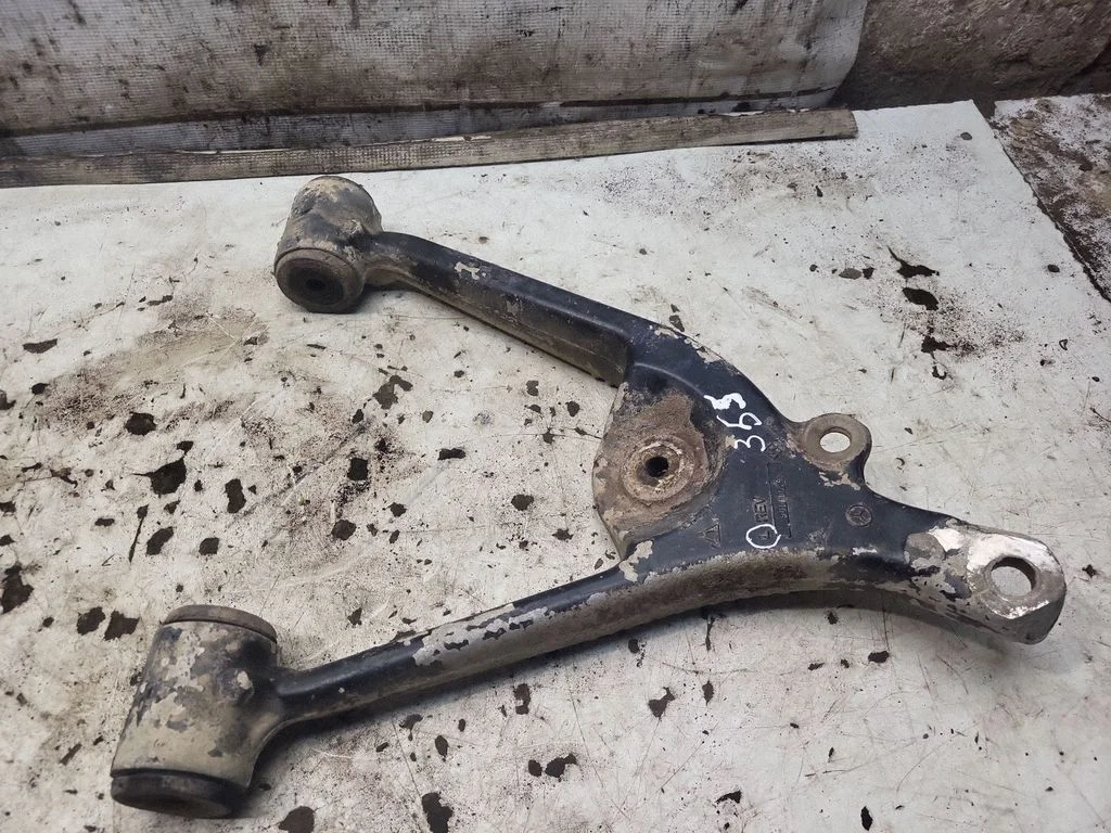 Front lower control arm/wishbone 46C041106