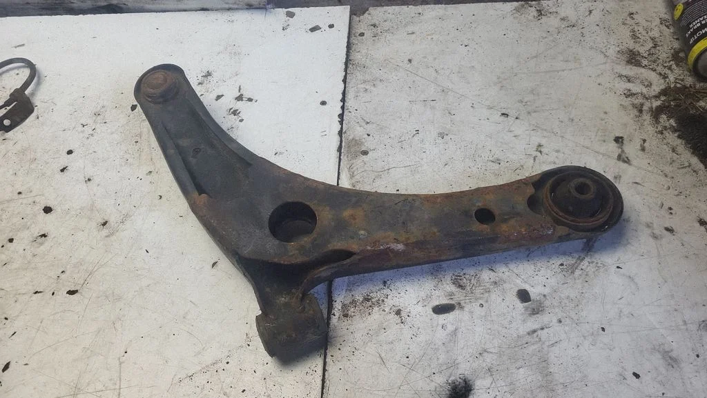 Front lower control arm/wishbone – front left