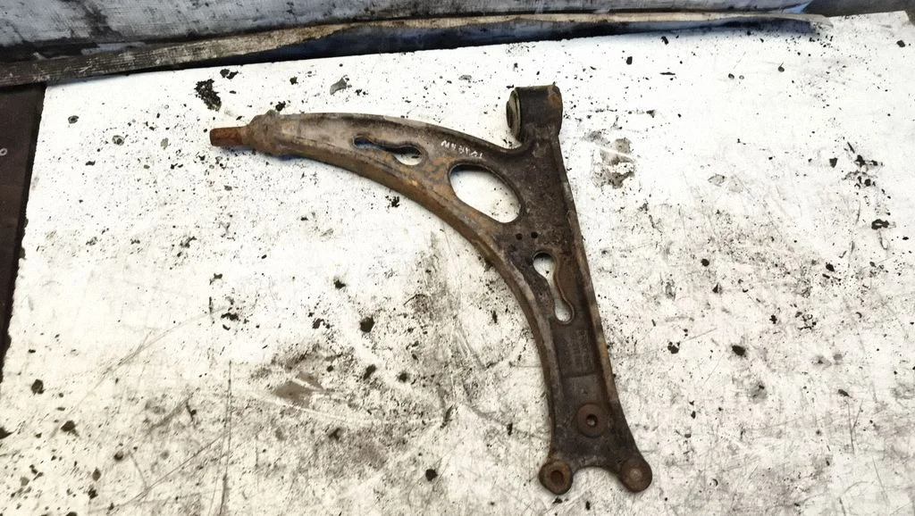 Front lower control arm/wishbone 201967B