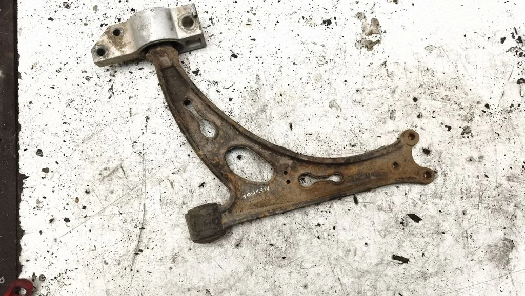 Front lower control arm/wishbone 1K0407153G