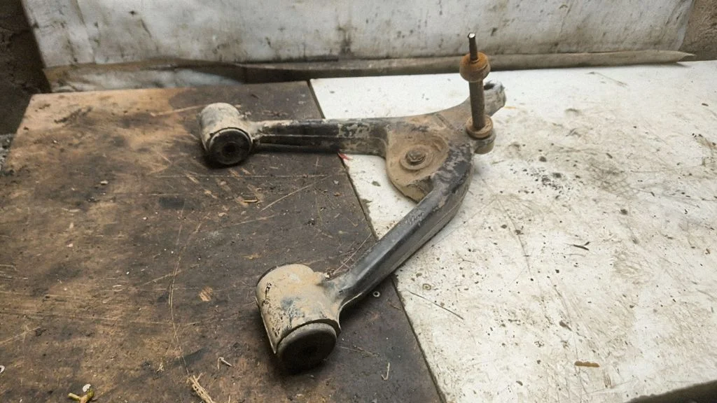 Front lower control arm/wishbone 470040405