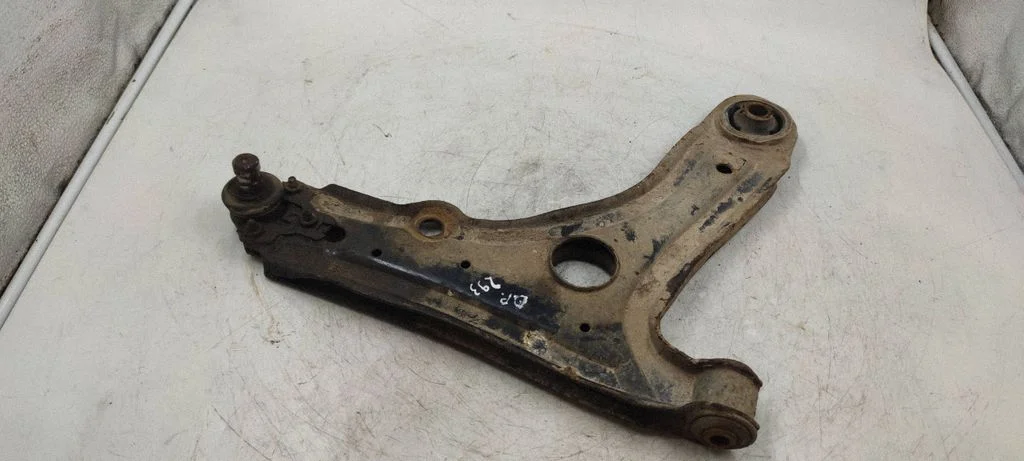 Front lower control arm/wishbone – front right