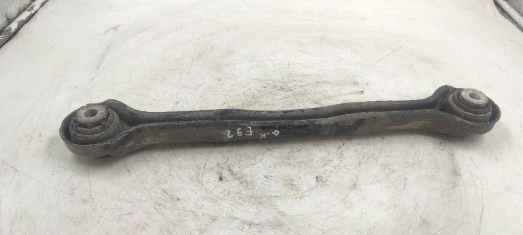 Tagumine ülemine õõtshoob – tagumine vasak