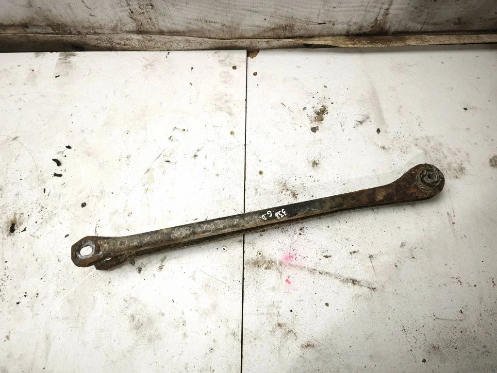 Rear upper control arm/wishbone – rear right