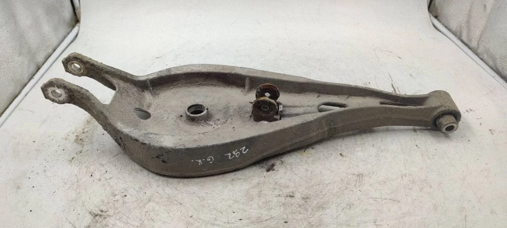 Rear upper control arm/wishbone – rear left