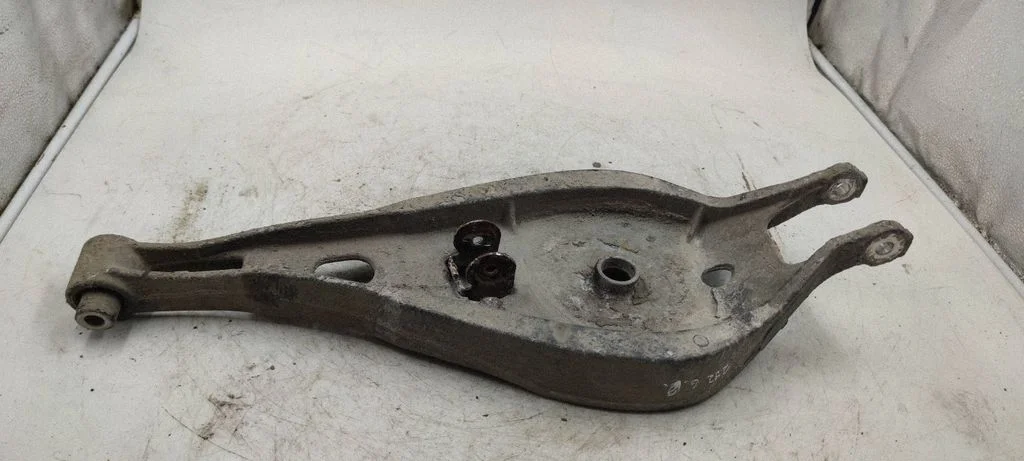 Rear upper control arm/wishbone – rear right