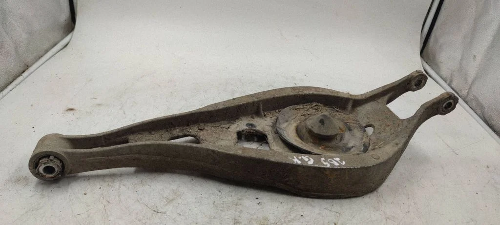 Rear upper control arm/wishbone – rear left