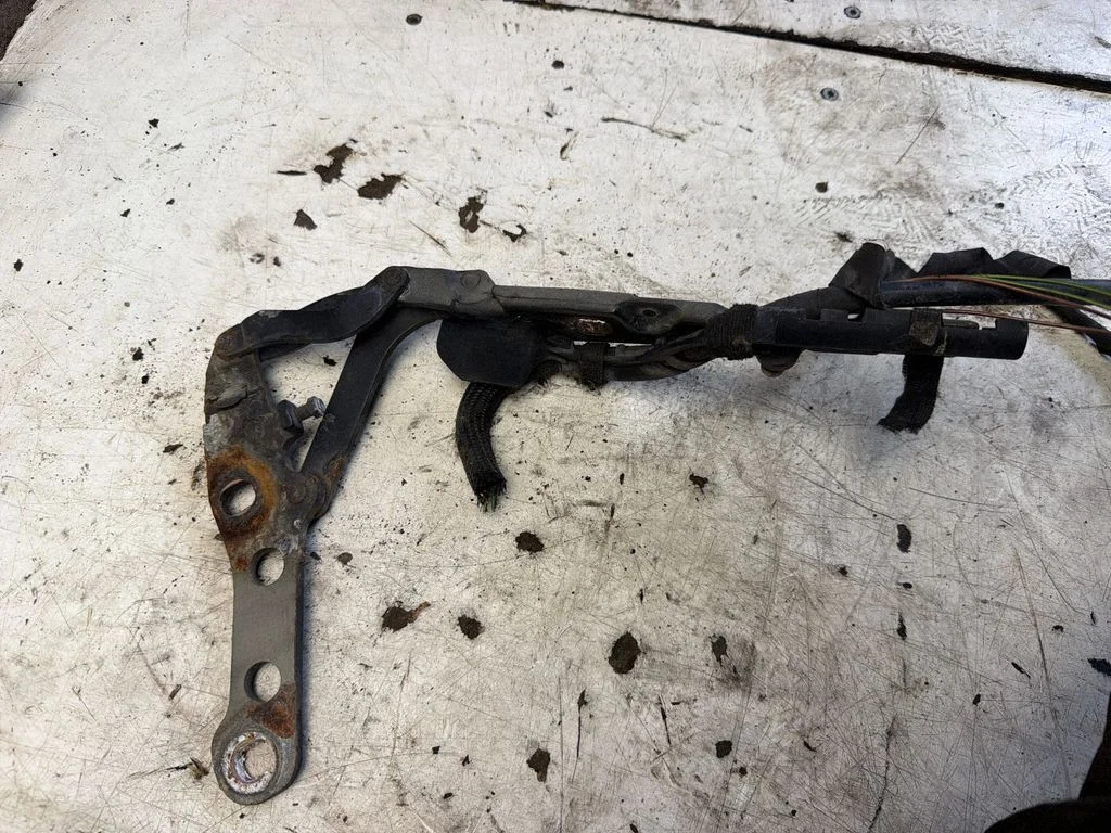 Engine bonnet/hood hinges – front right