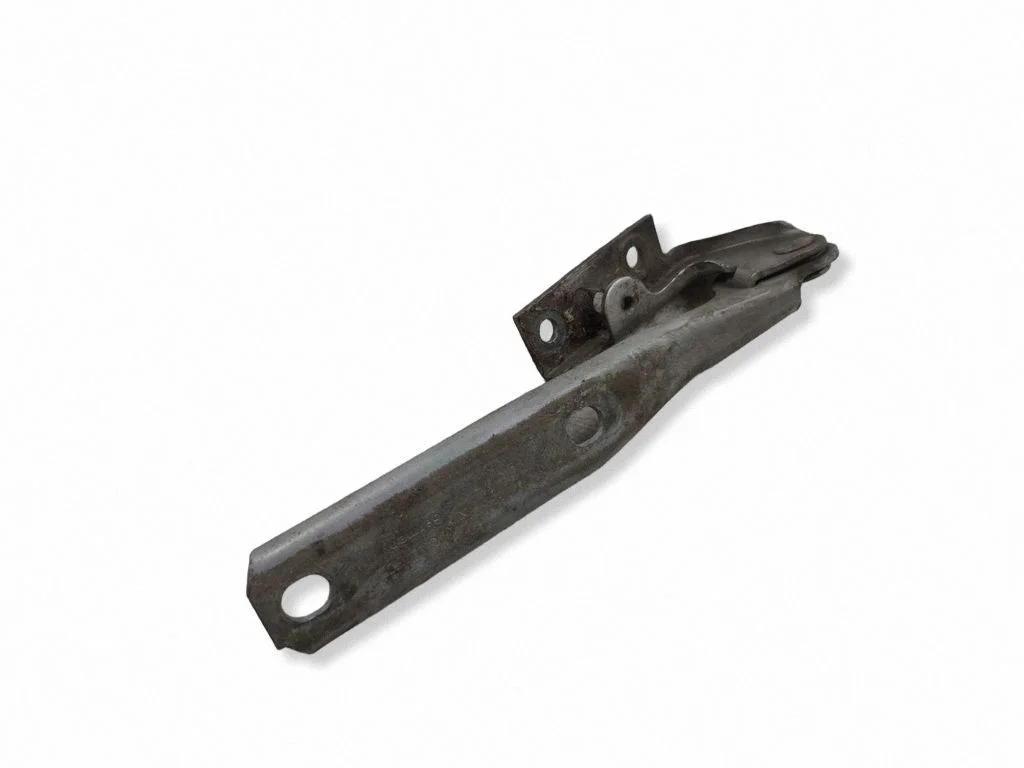 Engine bonnet/hood hinges