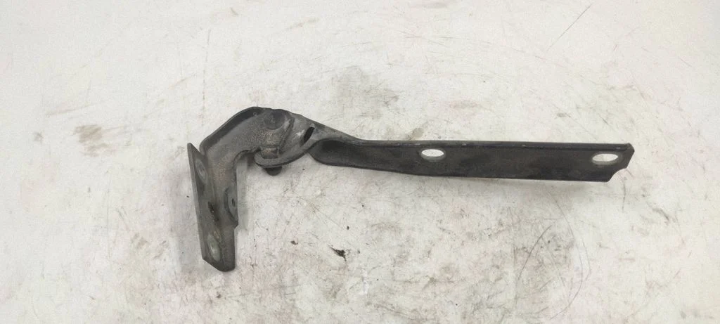 Engine bonnet/hood hinges