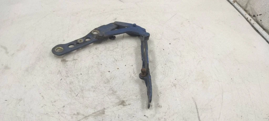 Engine bonnet/hood hinges – front left