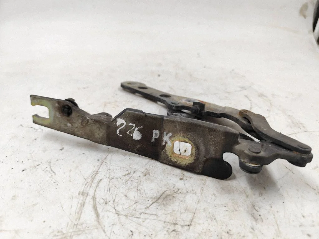 Engine bonnet/hood hinges – front right