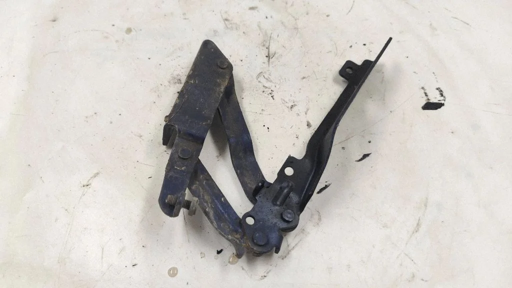 Engine bonnet/hood hinges – front right