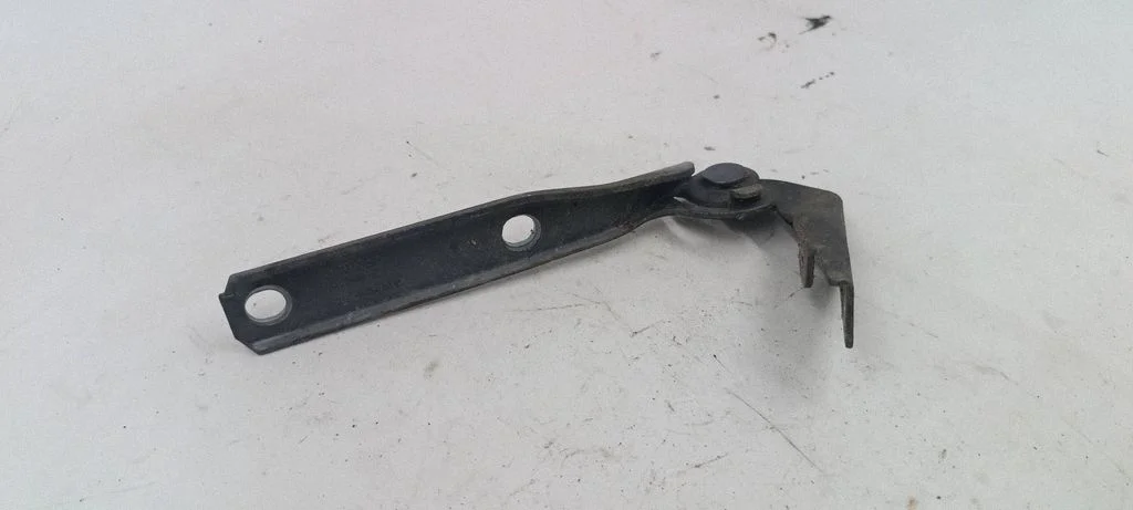 Engine bonnet/hood hinges 8D0823302B