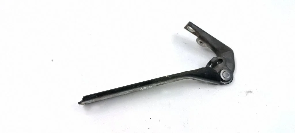 Engine bonnet/hood hinges 3B0823301