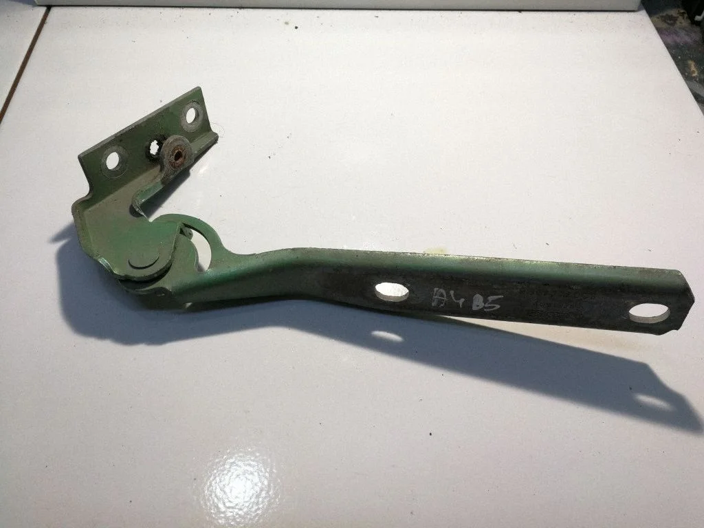 Engine bonnet/hood hinges 8D0823301B