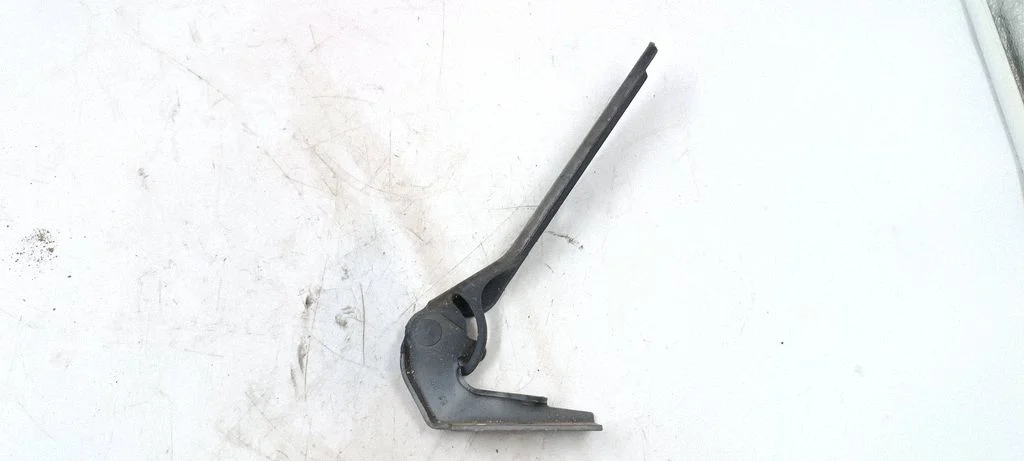 Engine bonnet/hood hinges
