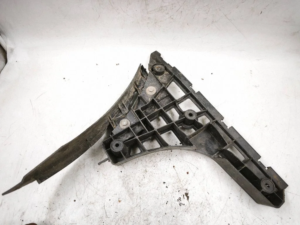 Rear bumper mounting bracket 8D9807484AA