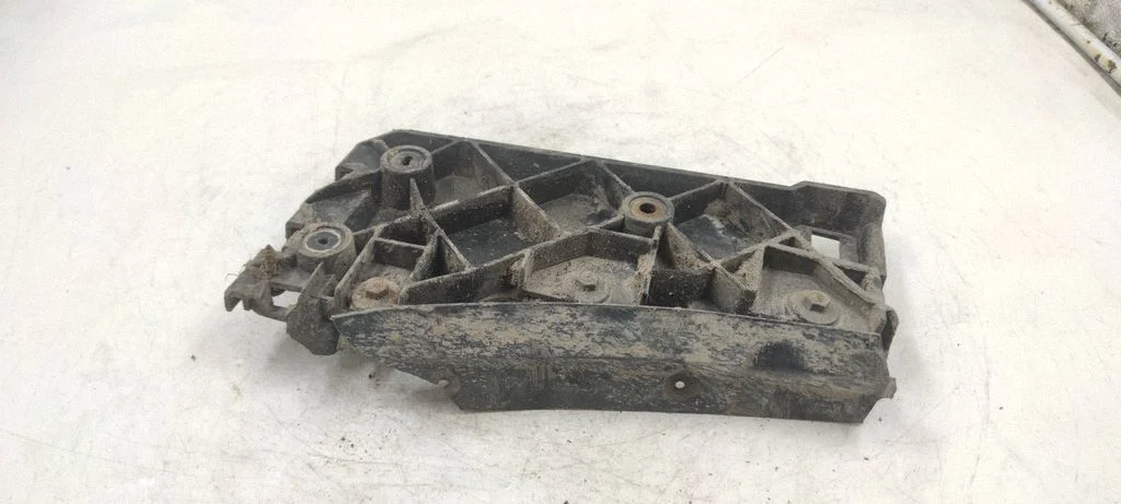 Rear bumper mounting bracket 8d0807283
