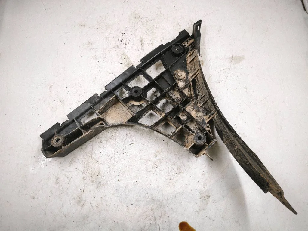 Rear bumper mounting bracket 8D9807483AA
