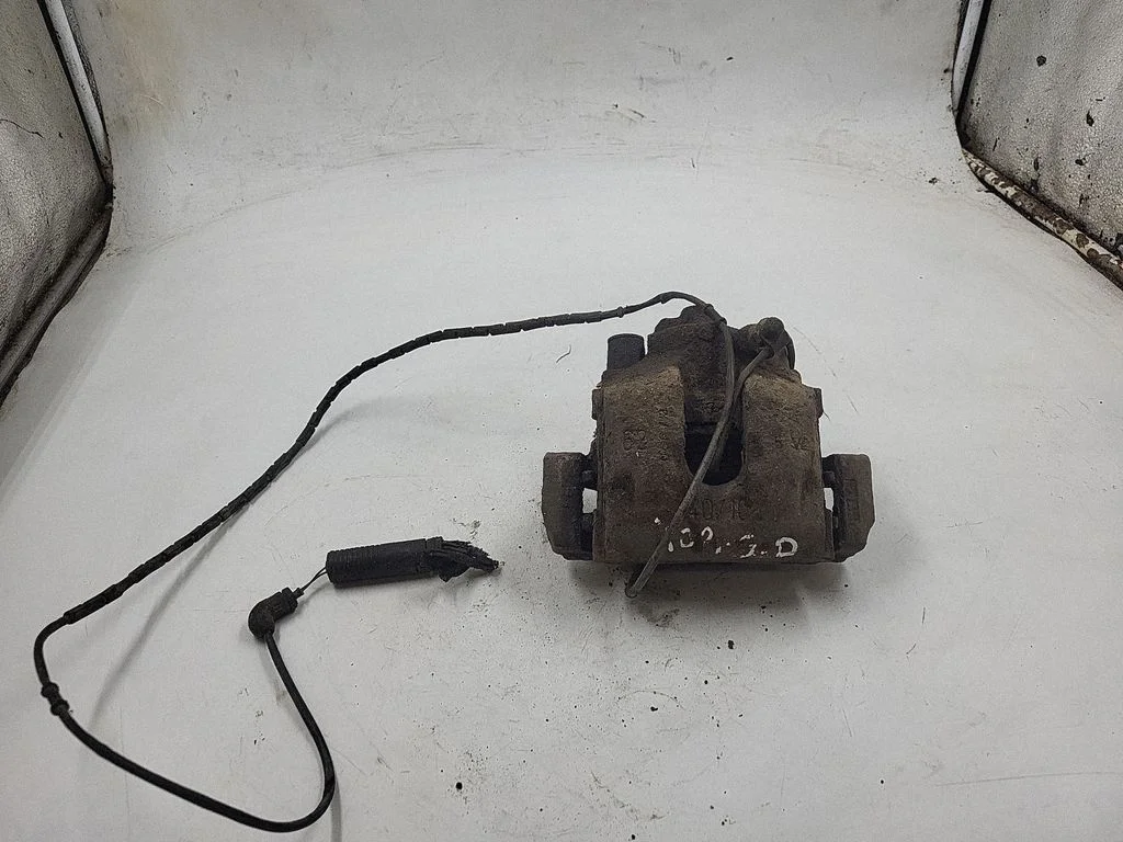 Rear brake caliper – rear right