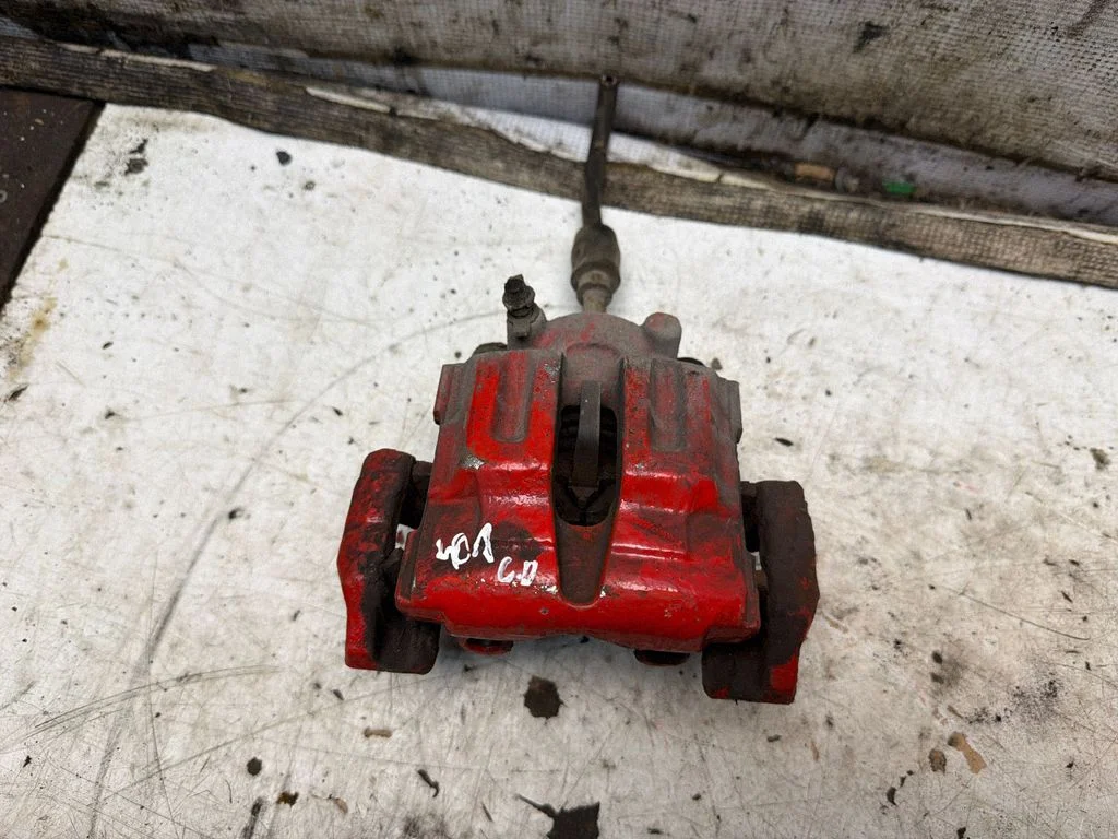 Rear brake caliper – rear right