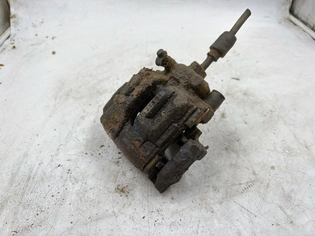 Rear brake caliper – rear right