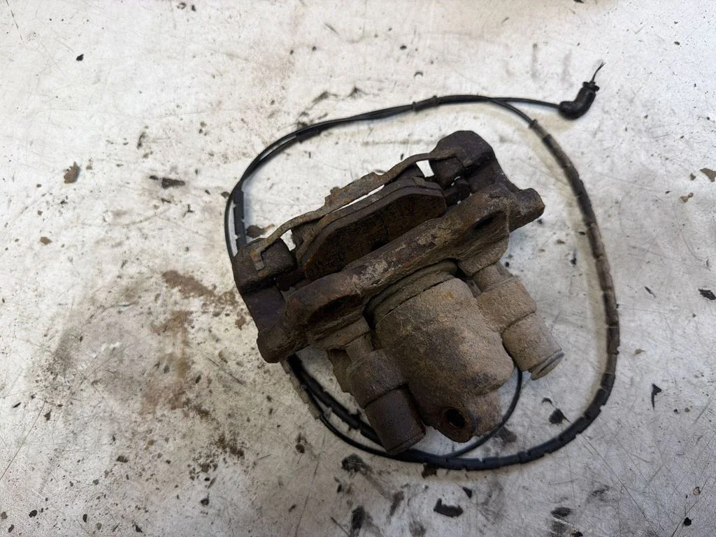 Rear brake caliper – rear right