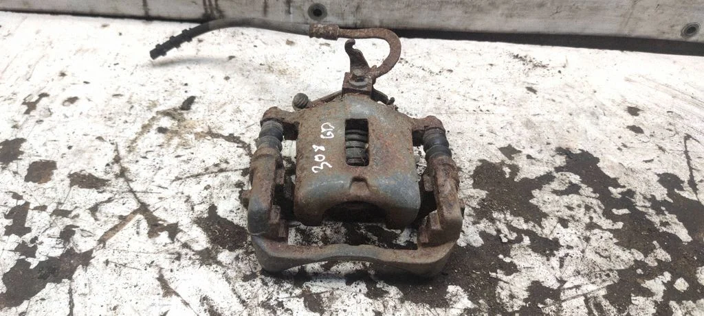 Rear brake caliper – rear right
