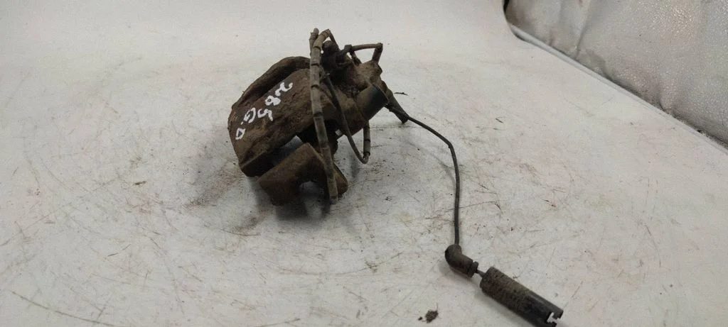Rear brake caliper – rear right