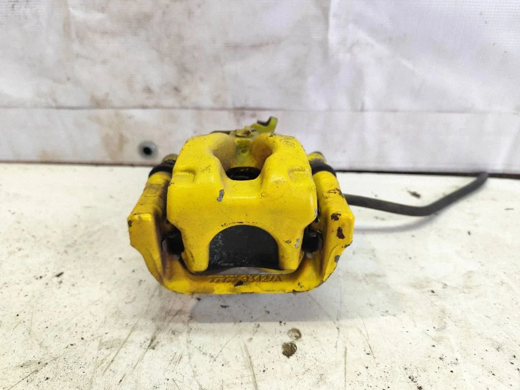 Rear brake caliper – rear right