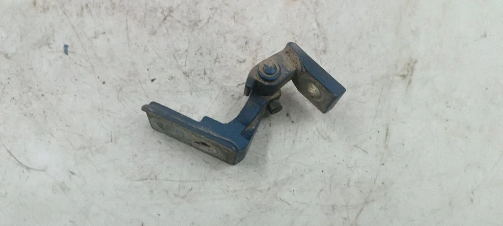 Front door upper hinge – front right