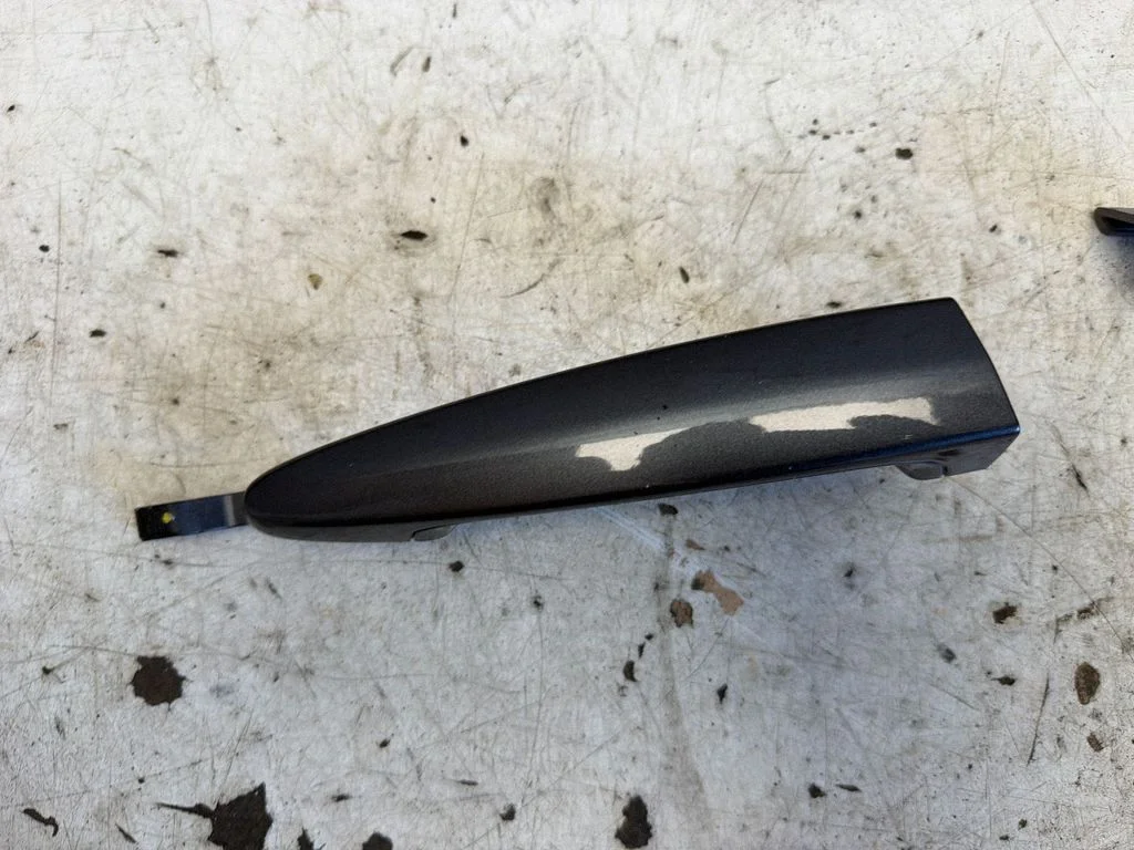 Front door exterior handle – rear right