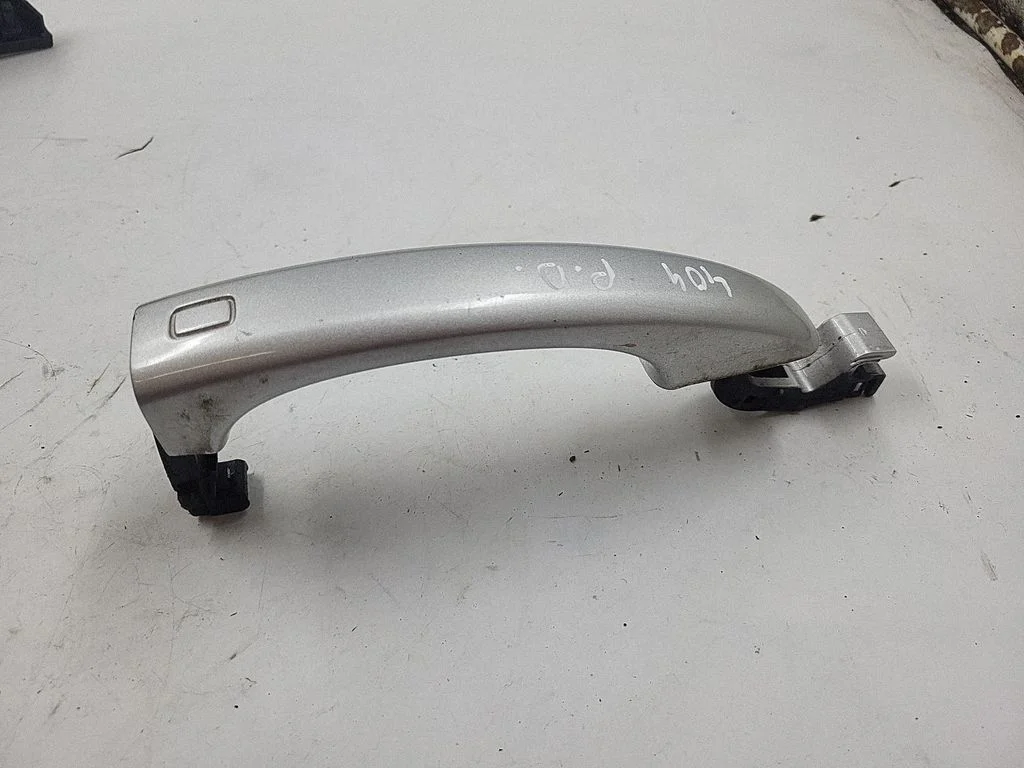 Front door exterior handle – front right