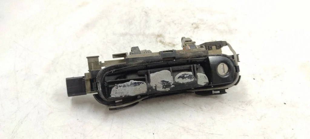 Front door exterior handle – front left