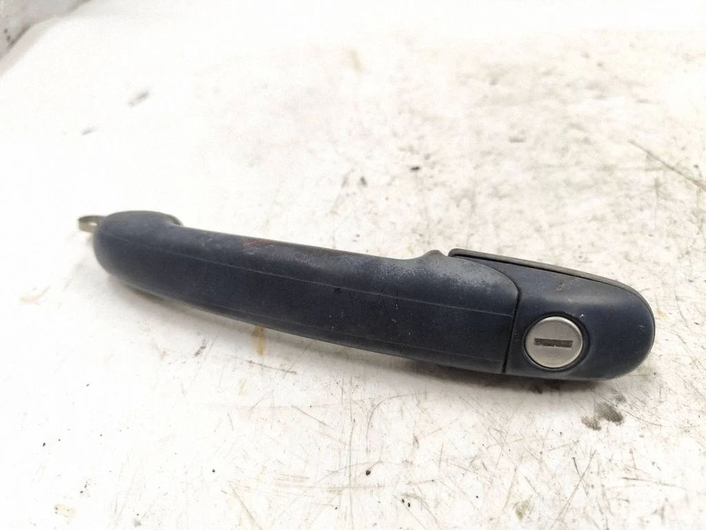 Front door exterior handle – front left
