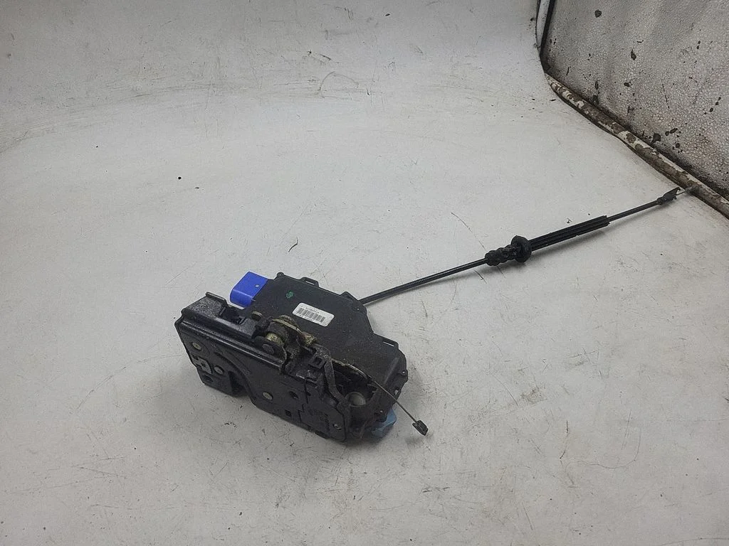 Priekšējo durvju slēdzene 3D1837015