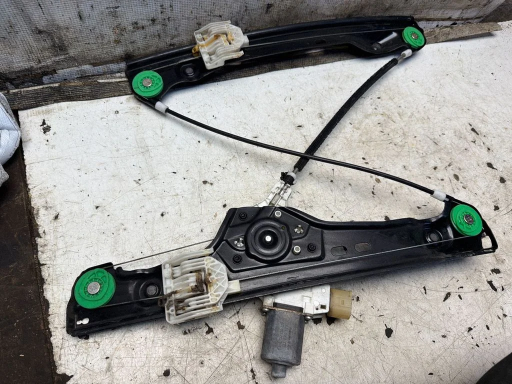 Front door window regulator with motor 7060266