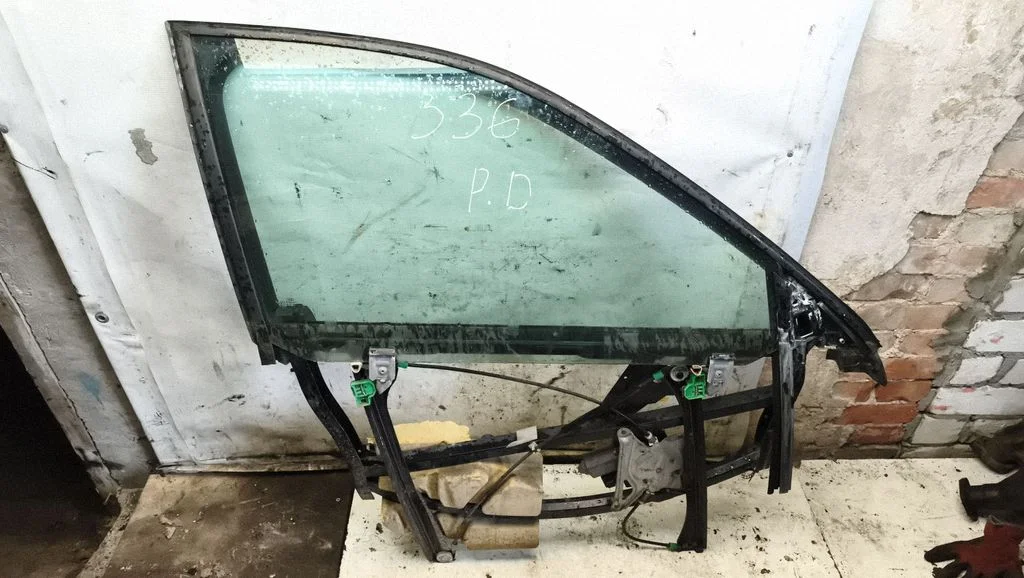 Front door window regulator with motor – front right