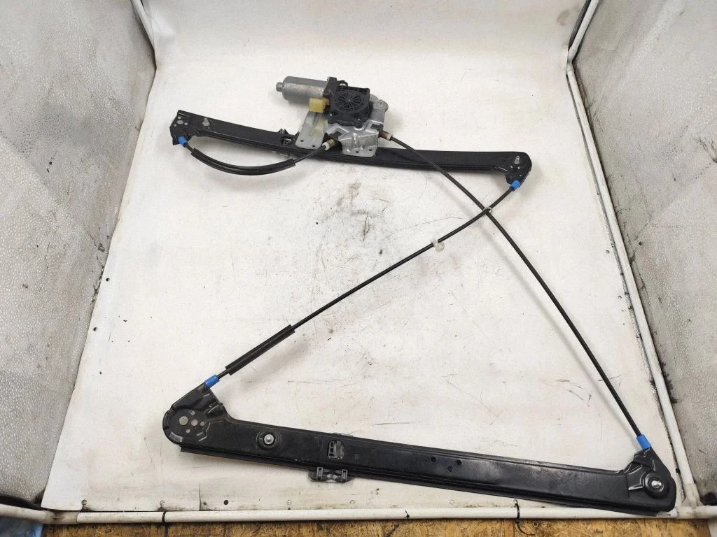 Front door window regulator with motor 8254912E