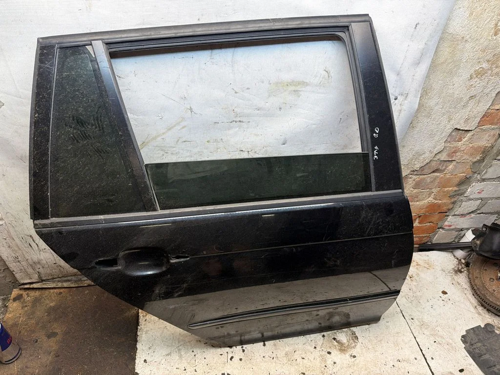 Rear door – rear right