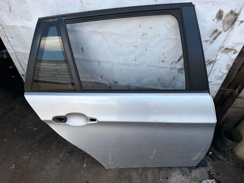 Rear door – rear right