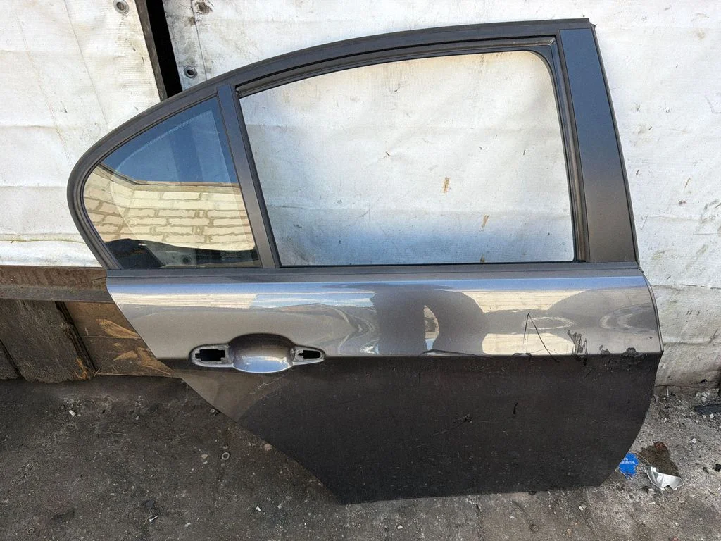 Rear door – rear right