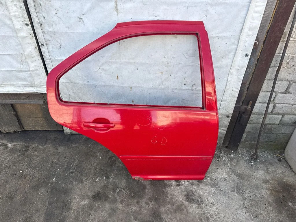 Rear door – rear right