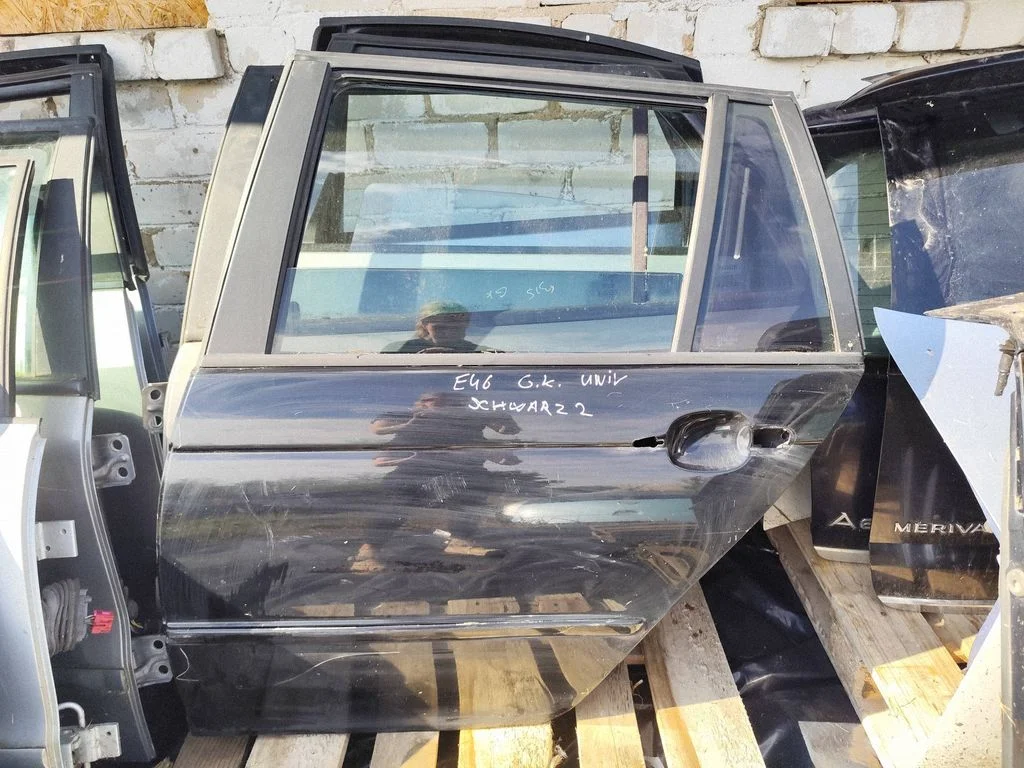 Rear door – rear left