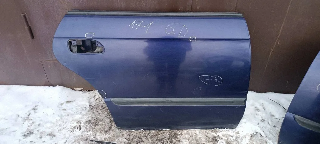 Rear door – rear right