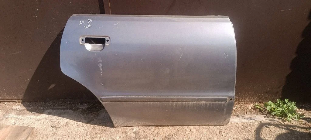 Rear door – rear right